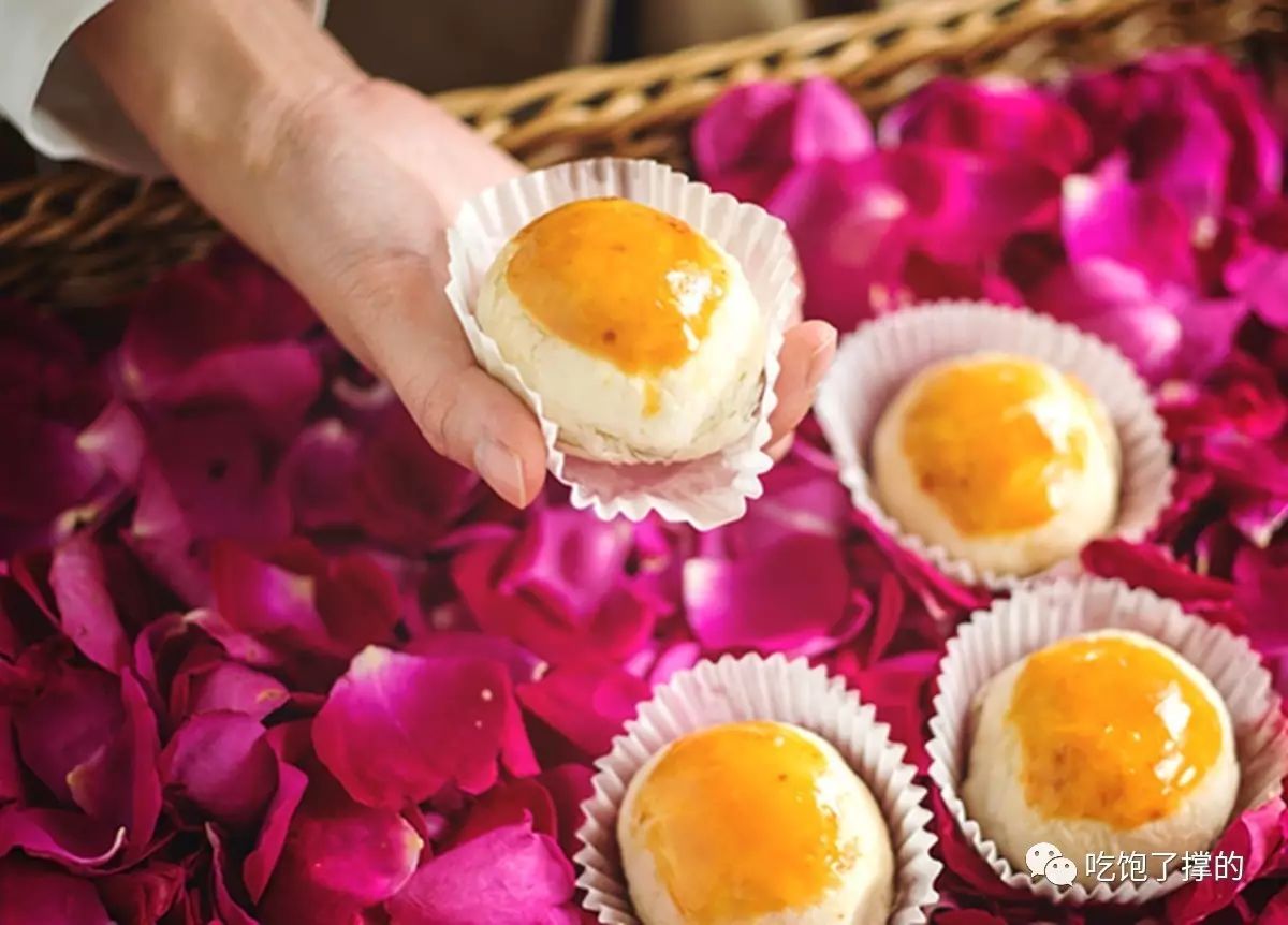 这是一枚用饱含阳光雨露的新鲜玫瑰花做的鲜花饼