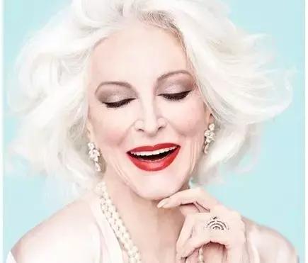 用TA一抹唇部就像打了玻尿酸！水光唇谨慎机有这么厉害？