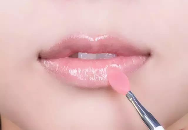 用TA一抹唇部就像打了玻尿酸！水光唇谨慎机有这么厉害？