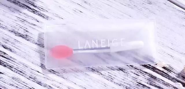 用TA一抹唇部就像打了玻尿酸！水光唇谨慎机有这么厉害？