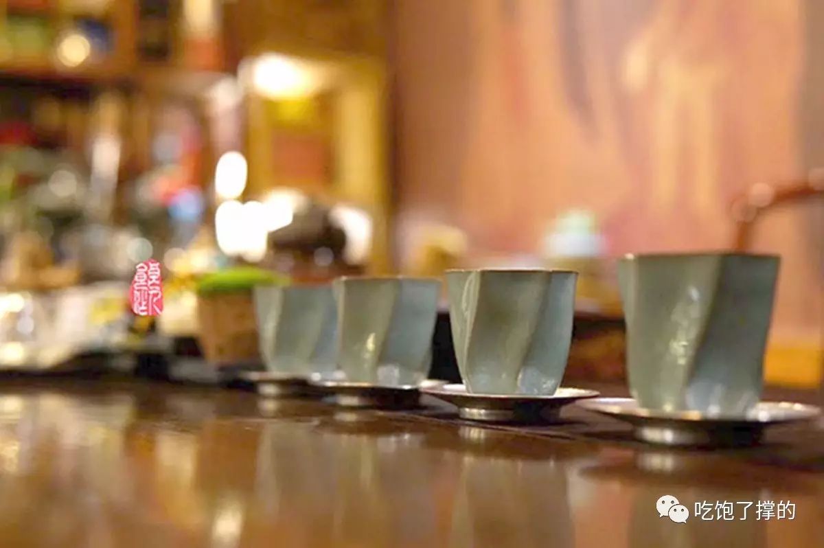 这是一枚用饱含阳光雨露的新鲜玫瑰花做的鲜花饼