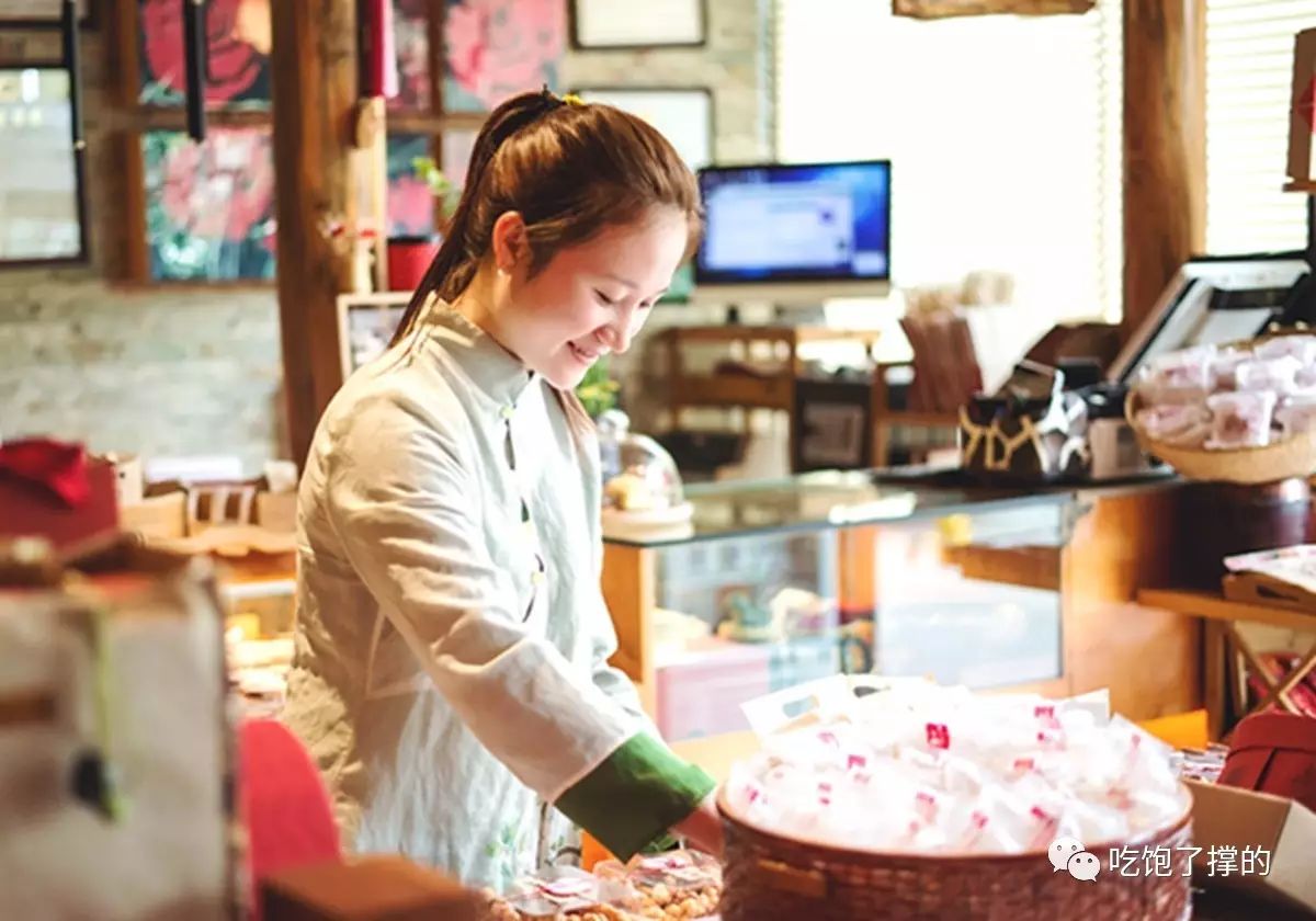 这是一枚用饱含阳光雨露的新鲜玫瑰花做的鲜花饼