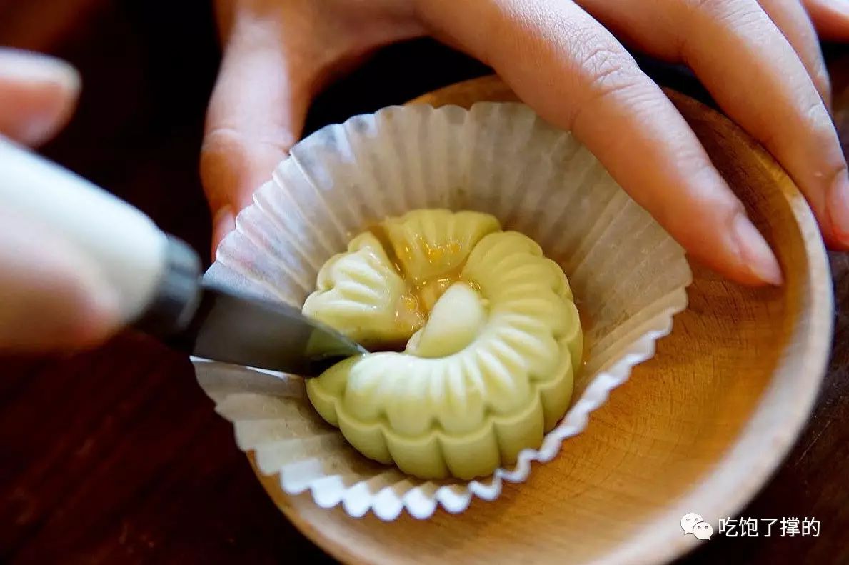 这是一枚用饱含阳光雨露的新鲜玫瑰花做的鲜花饼