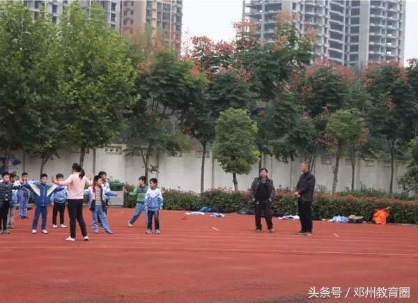 桑庄镇和小杨营乡中小学校长观摩邓州市花洲实验小学社团活动纪实