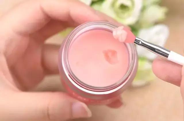 用TA一抹唇部就像打了玻尿酸！水光唇谨慎机有这么厉害？