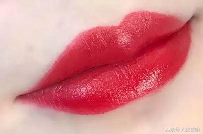 唇色深的妹子,唇色深皮肤黄适合什么颜色口红