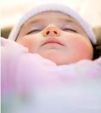 宝宝鼻塞妈妈心塞,宝宝鼻塞严重用什么药通鼻