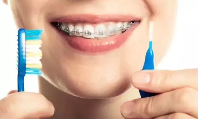 戴牙套托槽松动怎么办,牙套托槽丢了补一个多少钱