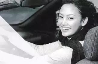 用TA一抹唇部就像打了玻尿酸！水光唇谨慎机有这么厉害？