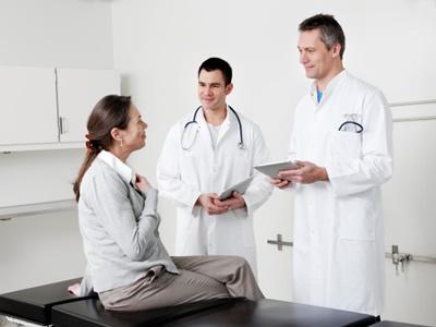 甲亢引起眼睛突出问题怎么治,甲亢引起白癜风怎么能彻底治愈