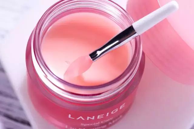 用TA一抹唇部就像打了玻尿酸！水光唇谨慎机有这么厉害？