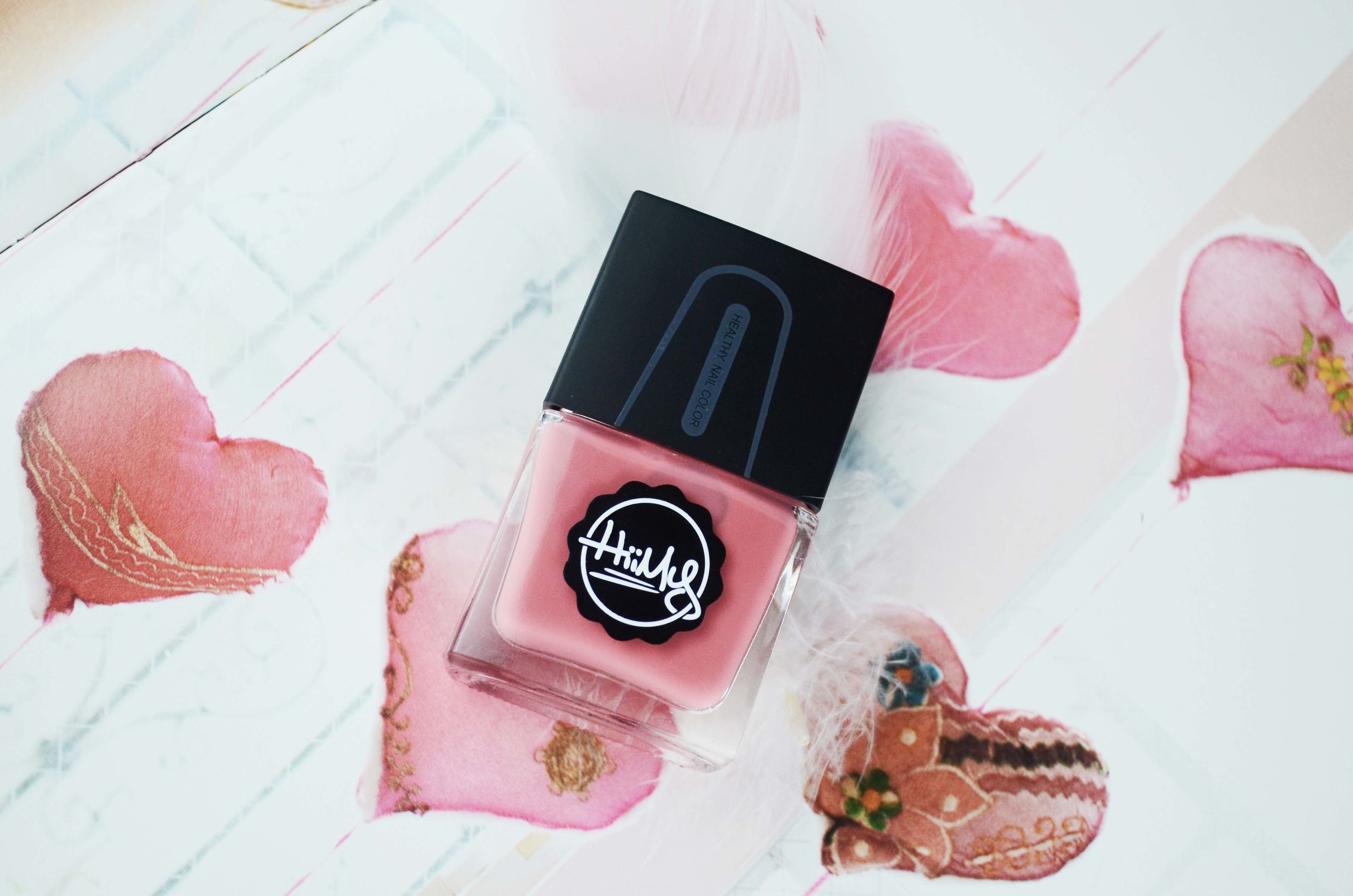 如何挑选适合自己的指甲油,两种颜色的指甲油怎么搭配好