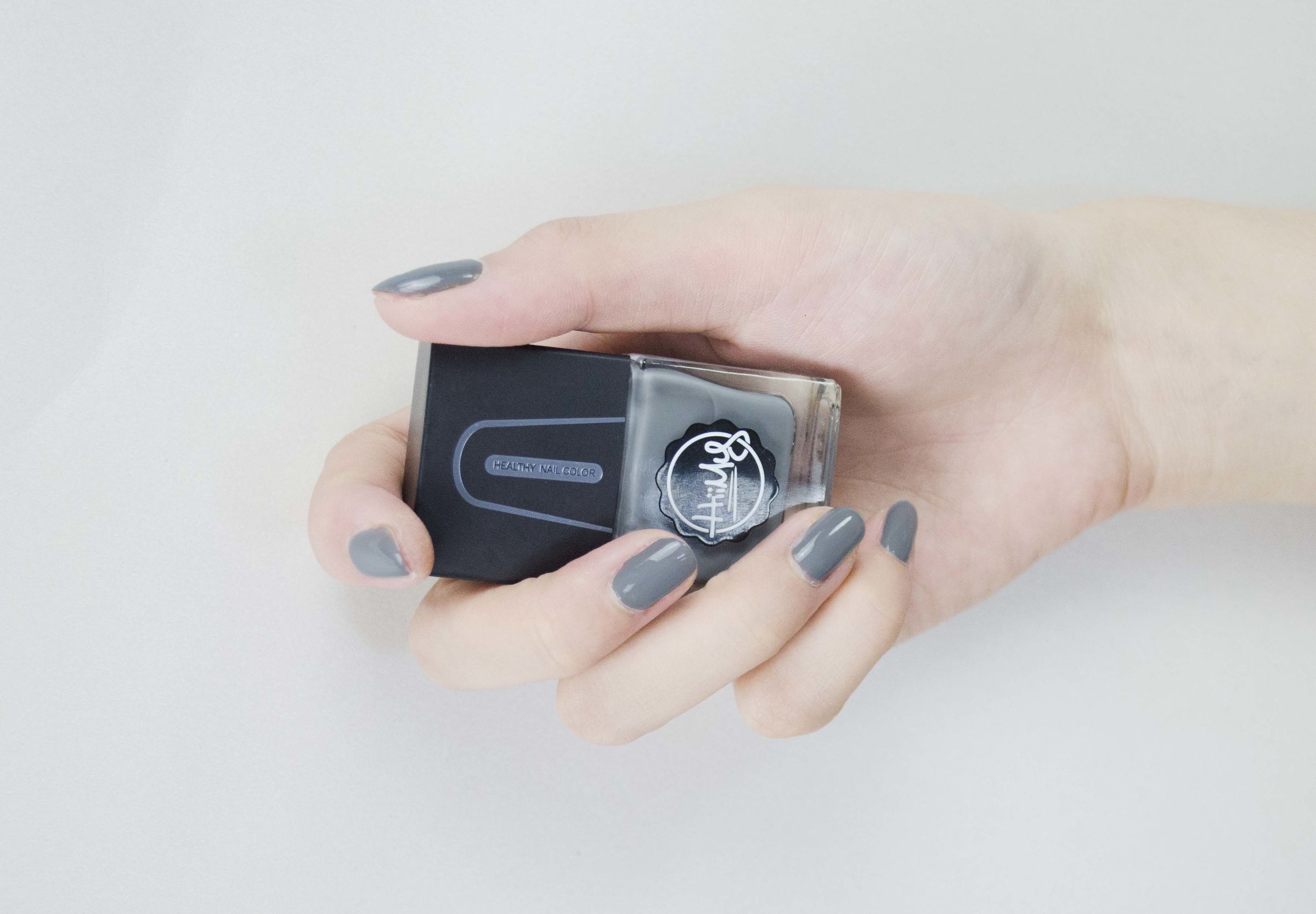 如何挑选适合自己的指甲油,两种颜色的指甲油怎么搭配好