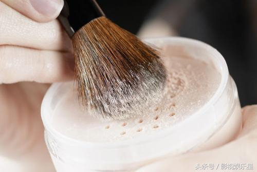 化妆脸上老是浮粉怎样解决,秋季化妆起皮浮粉卡粉怎么办