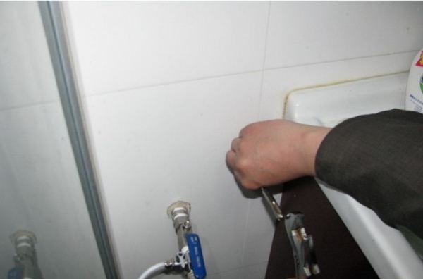 电锤在瓷砖墙上打孔的技巧,用电锤在瓷砖怎么打孔