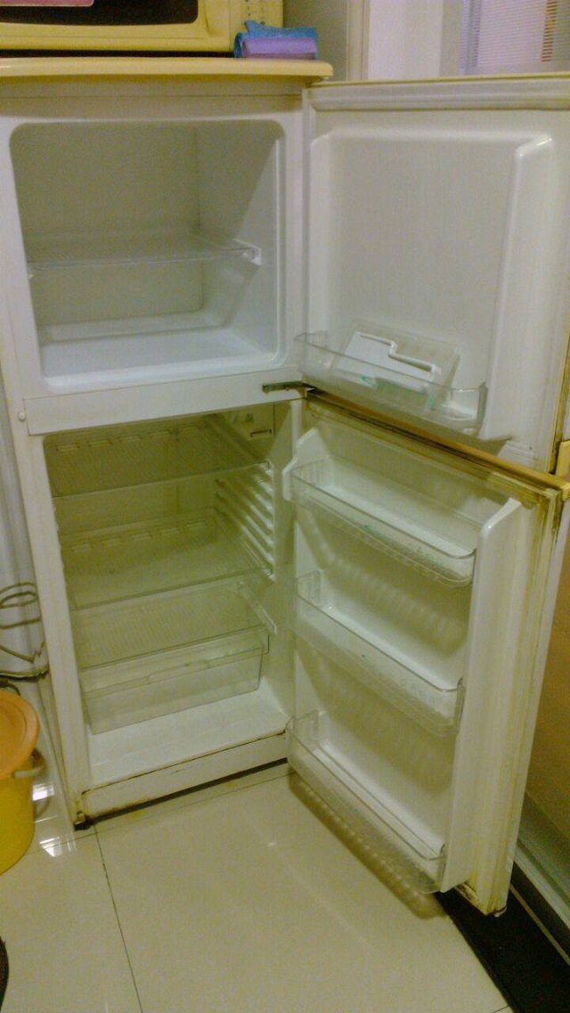 冰箱下面结了很厚的冰怎么去掉,冰箱里结了很厚的冰怎样去除得快