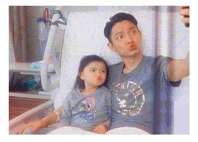 刘德华与6岁小女孩互动,刘德华和小女孩合照