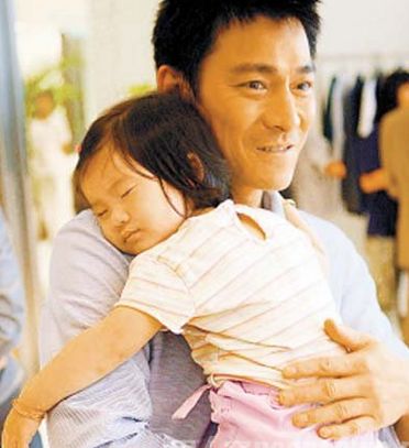 刘德华与6岁小女孩互动,刘德华和小女孩合照