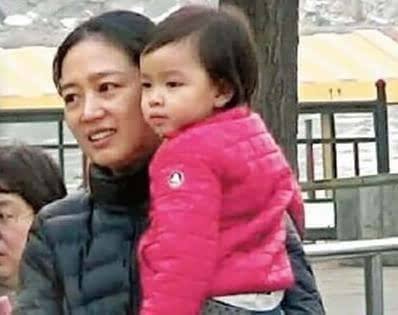 刘德华与6岁小女孩互动,刘德华和小女孩合照