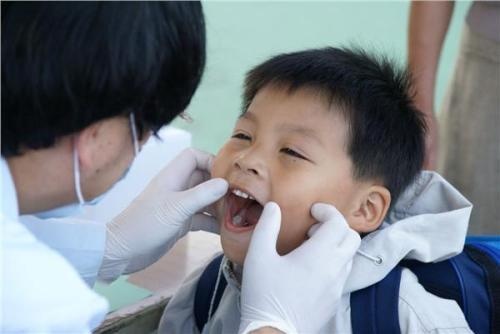 宝妈必学：儿童牙齿长歪了怎么办？牙医一招教你牙齿整整齐齐！