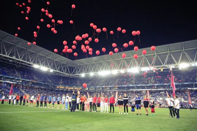 足球场走秀,比音勒芬时装发布会