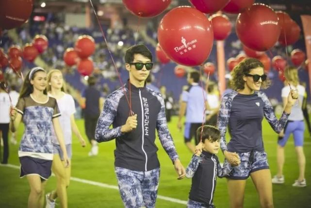 足球场走秀,比音勒芬时装发布会