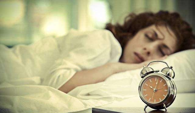 如果人24小时不睡觉会发生什么,如果人24小时不闭眼睛会怎么样