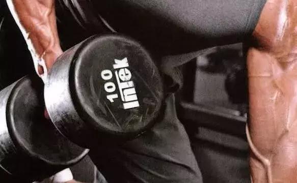 坐姿单臂划船为什么腰疼,哑铃单臂划船腰疼怎么解决