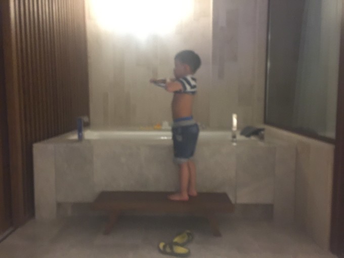 我们和孩子一起去三亚旅行,一大两小亲子三亚游