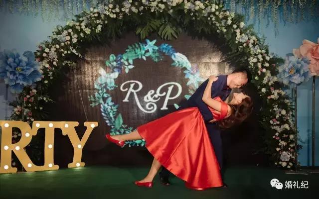 正经新娘扮奥特曼给新郎惊喜,新郎结婚现场化身奥特曼