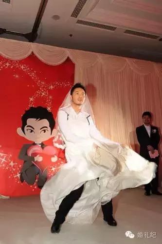 正经新娘扮奥特曼给新郎惊喜,新郎结婚现场化身奥特曼