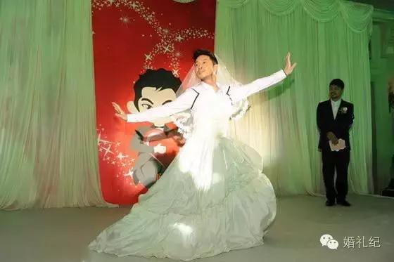 正经新娘扮奥特曼给新郎惊喜,新郎结婚现场化身奥特曼
