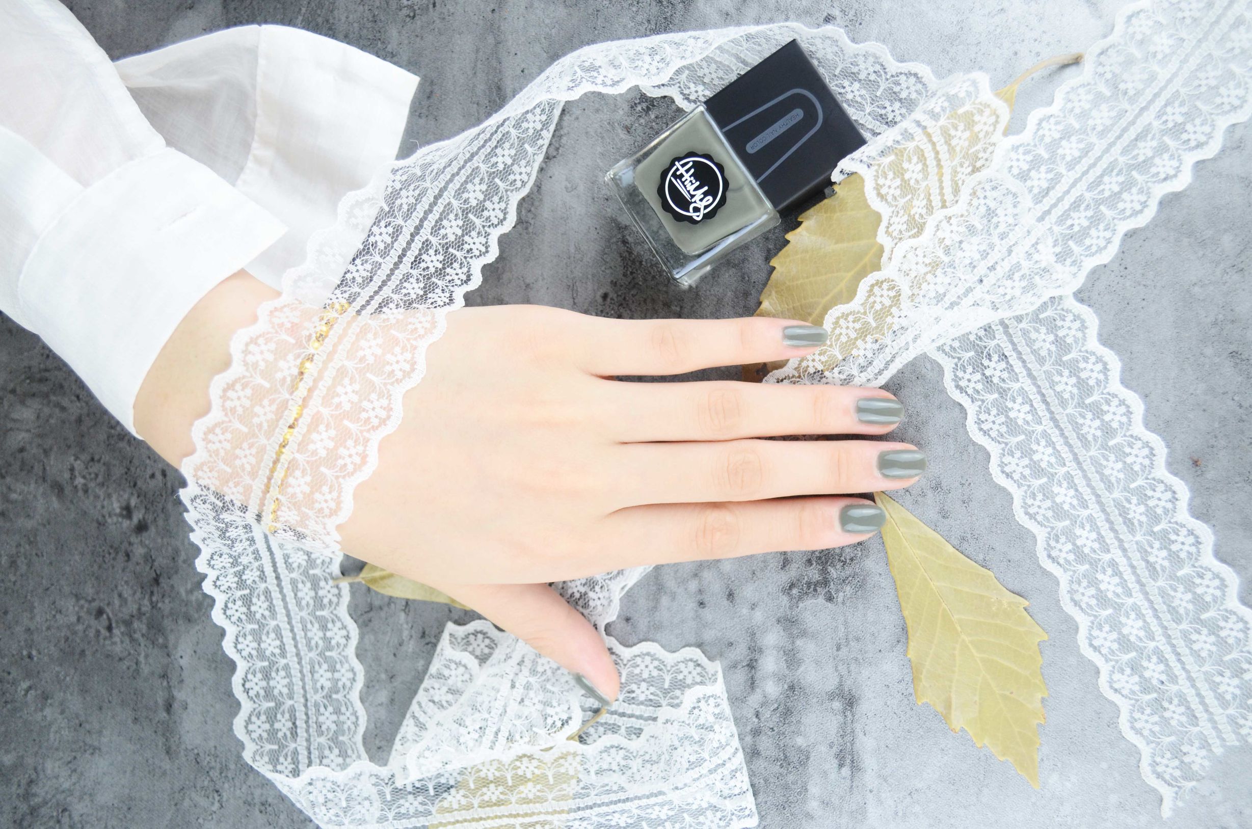 如何挑选适合自己的指甲油,两种颜色的指甲油怎么搭配好