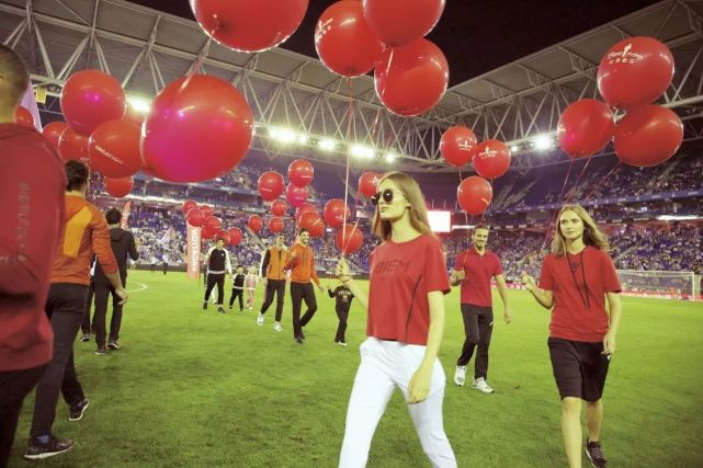 足球场走秀,比音勒芬时装发布会