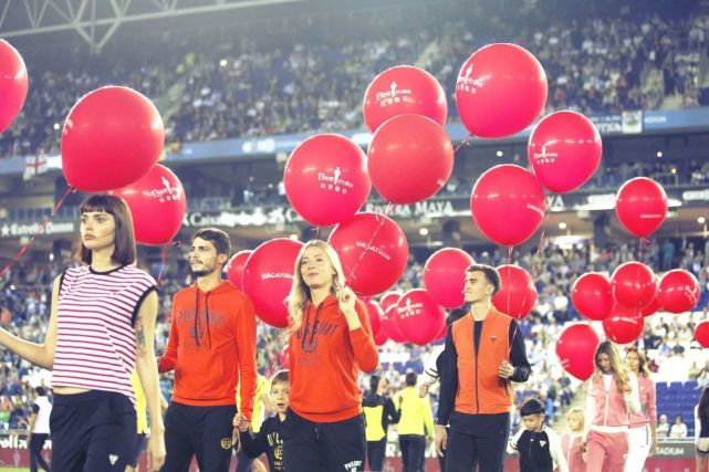 足球场走秀,比音勒芬时装发布会