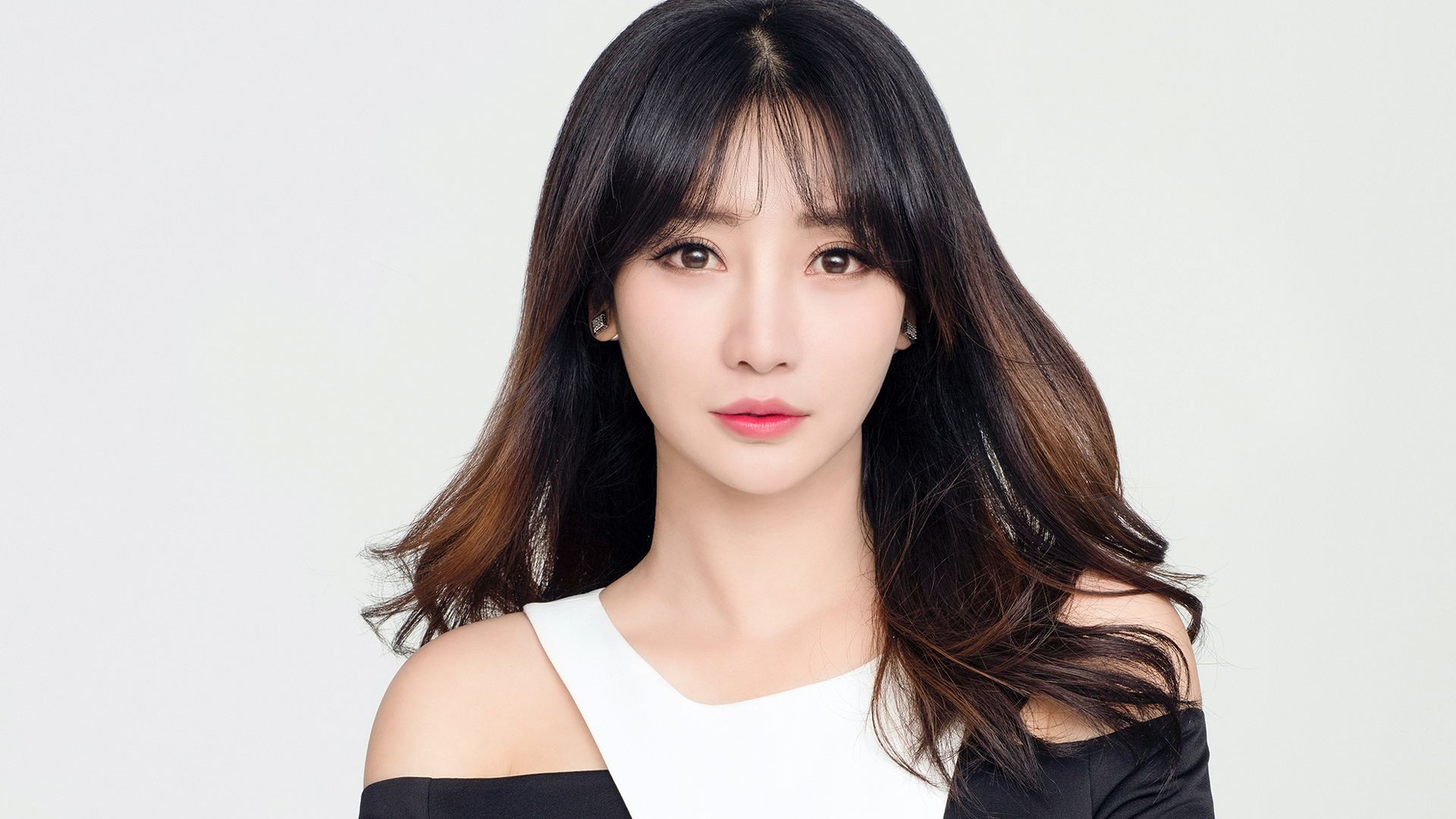 她被嘲“靠胸上位”，遭*戏调***辱侮**反道歉，受尽委屈却称很自豪