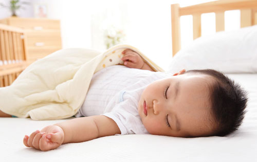 小孩穿纸尿裤好还是把尿好,现在都24小时穿纸尿裤把尿不好吗