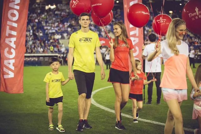 足球场走秀,比音勒芬时装发布会