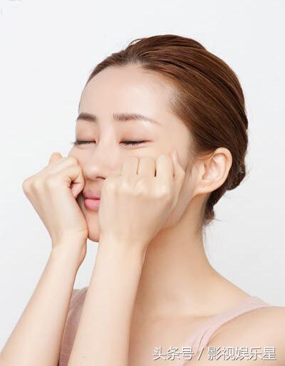 化妆脸上老是浮粉怎样解决,秋季化妆起皮浮粉卡粉怎么办