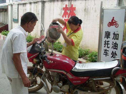 发动机冒黑烟蓝烟白烟原因,汽车冒黑烟白烟蓝烟是什么原因