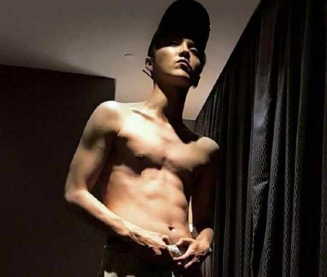 男星肌肉照罕见曝光，看到陈学冬后，我终于懂郭敬明了