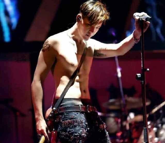 男星肌肉照罕见曝光，看到陈学冬后，我终于懂郭敬明了