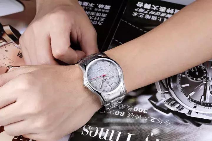 混江湖抽雪茄，不戴这个表不行！