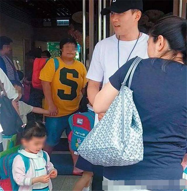 李湘接女儿上豪车,刘恺威接孩子视频