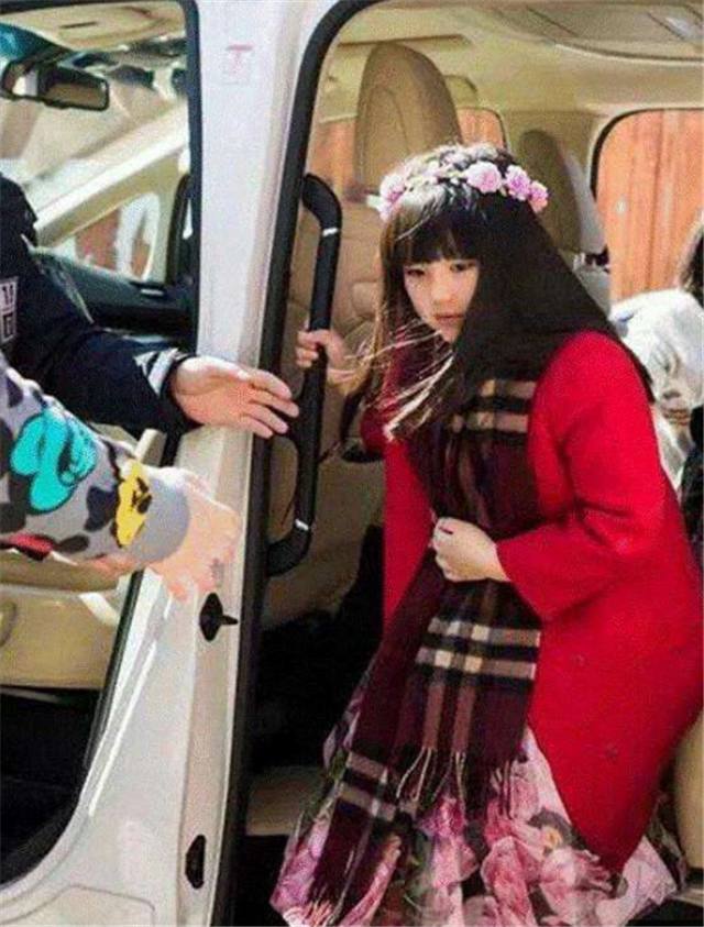 李湘接女儿上豪车,刘恺威接孩子视频