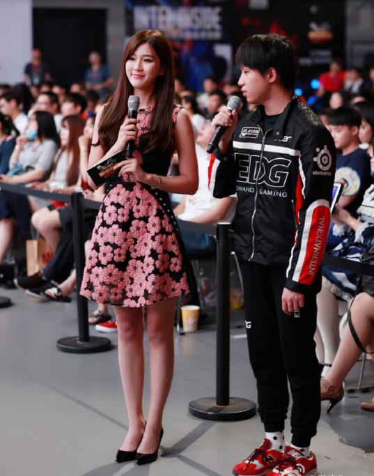 lpl英雄联盟官方职业联赛主持人,23年lol全球总决赛韩国女主持