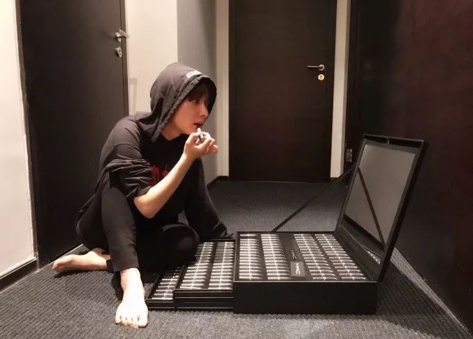 羡慕吴昕一下子就收到了100多支MAC*弹子**头