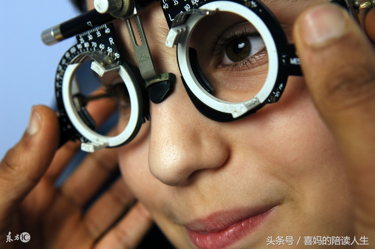 对不起宝贝妈妈没照顾好你,孩子戴上了近视镜