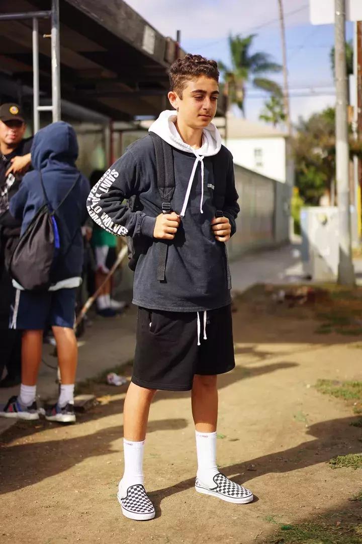 可能你手上的Supreme正是来自美国10几岁排队*党**！