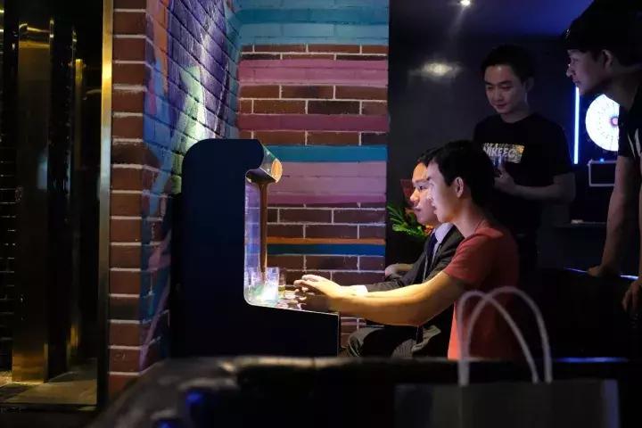 一间bar,一间轻奢型的咖啡馆